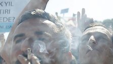Turkai protestuoja prie&scaron; draudimą rūkyti patalpose