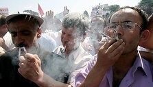 Turkai protestuoja prie&scaron; draudimą rūkyti patalpose