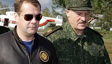 Medvedevas drauge su Luka&scaron;enka stebės karinių mokymų baigiamąjį etapą 