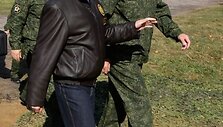 Medvedevas drauge su Luka&scaron;enka stebės karinių mokymų baigiamąjį etapą 