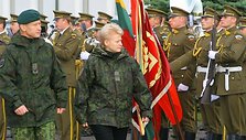 Prezidentė i&scaron;bandė kulkosvaidį 