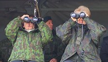 Prezidentė sėdo prie karinio &scaron;arvuočio vairo ir i&scaron;bandė net kulkosvaidį