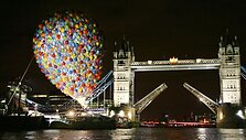 Dėl oro baliono pakėlė Londono Tauerio tiltą