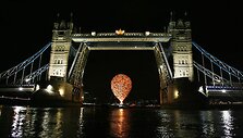 Dėl oro baliono pakėlė Londono Tauerio tiltą