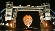 Dėl oro baliono pakėlė Londono Tauerio tiltą