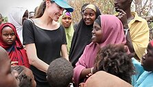 Jungtinių Tautų ambasadorė Angelina Jolie kartu su Bradu Pittu susitiko su Irako pabėgeliais Sirijoje