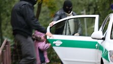 N.Venckienė su mergaite buvo įsodintos į policijos automobilį