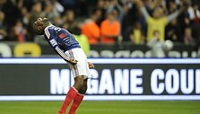 Thierry Henry kamuolį sustabdė ranka