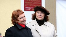 Seimo narė A. Baukutė ir Vilniaus apskrities sutrikusio vystymosi kūdikių namų direktorė P.Valatkevičienė