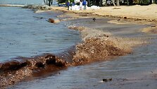 Naftos srautui nuslopus, gręžinį tikimasi užbetonuoti