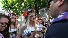Protestuojančios merginos
