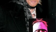 Foto naujienai: Axlis Rose&rsquo;as gelbėja namus nuo gaisrų