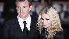 Foto naujienai: Madonna siūlo Guy Ritchie 5 mln. svarų