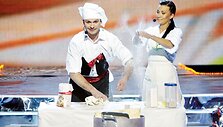 Foto naujienai: Karina Krysko ir Audrius Bružas. Gal kąsnelį pyrago?