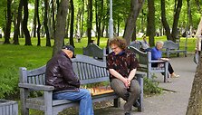 Žaidėjai prie &scaron;achmatų lentos susitinka Skulptūrų parke.
