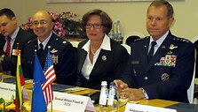 JAV ambasadorė Anna E. Dersey ir JAv generolas William Fraser (de&scaron;inėje)