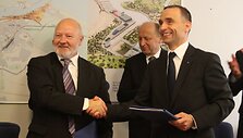 E.Gentvilas ir R.Masiulis pasira&scaron;ė sutartį.