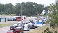 Kur&scaron;ių nerijos pusėje nusidriekė kilometrinės automobilių eilės prie keltų.