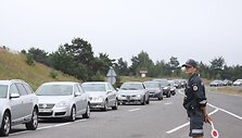 Kur&scaron;ių nerijos pusėje nusidriekė kilometrinės automobilių eilės prie keltų.