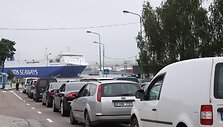 Kur&scaron;ių nerijos pusėje nusidriekė kilometrinės automobilių eilės prie keltų.
