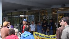 Būrys klaipėdiečių protestavo prie&scaron; kaiminystėje verdančią kontrabandinių cigarečių prekybą.