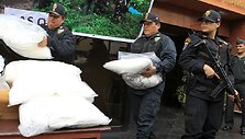 Policija ne&scaron;a apie 850 kg kokaino, kuris buvo aptiktas atokiai džiunglėse.