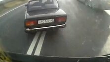 Automobilio vairuotojas atsidaužė į vilkiką. 