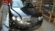 Apdaužytas automobilis &bdquo;Bentley&ldquo; aptiktas prie Vokietijos biurų pastato.