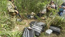 Paragvajaus policija konfiskavo daugybę narkotikų pakuočių.