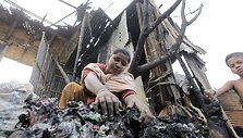 Banglade&scaron;o sostinės Dakos lū&scaron;nyno gyventojai gedi gaisro aukų