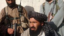 Mullahas Naziras (centre)