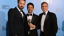 Benas Affleckas kartu su kitais filmo kūrėjais, Georgu Clooney ir Grantu Heslovu.
