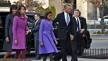 Barackas Obama su &scaron;eima atvyksta į bažnyčią.