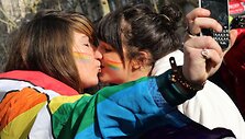 Paryžiaus gatvėmis žygiavo homoseksualų santuokų rėmėjai