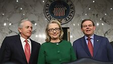 Senatorius Bobas Corker, buvusi JAV sekretorė Hillary Clinton ir Bobas Menendezas (de&scaron;inėje)