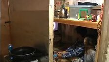 Honkongo gyventojai glaudžiasi nyk&scaron;tukiniuose butuose.