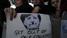 Kipriečiai įpykę ant Vokietijos ir kanclerę Angelą Merkel vaizduoja kaip A.Hitlerį. 