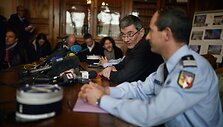 Prokuroras Denisas Mondonas (viduryje) pasakoja apie &scaron;iurpų nusikaltimą.