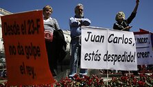 Monarchijos nebenorintys ispanai. Vienas plakatas skelbia: &bdquo;Juanai Carlosai &ndash; tu atleistas!&ldquo; 