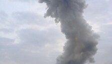 Po sprogimo i&scaron; trą&scaron;ų fabriko ėmė kilti dūmų stulpas.