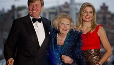 Karali&scaron;koji &scaron;eima: princas Willemas Alexanderis, karalienė Beatrix ir princesė Maxima