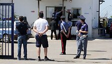 Italijos policija prie kuro saugyklos, kuri priklausė įtariamajam. 