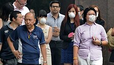 Singapūro žmonės nuo ter&scaron;alų saugosi apsaugiinėmis kaukėmis.