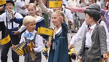 &Scaron;urmulingi ir spalvingi jūros &scaron;ventės eisenos dalyviai