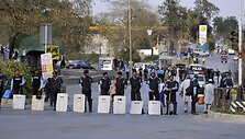 Policininkai prie JAV ambasados Pakistane.