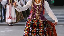 Dainas, &scaron;okius ir liaudies muzikantus apjungiantis ansamblių vakaras &scaron;iemet simboli&scaron;kai  pavadintas "Metai". &Scaron;ventėje į metų ciklą buvo pažvelgta per lietuvių liaudies kūrybą, prisimenant svarbiausius istorinius faktus.