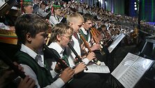 Dainas, &scaron;okius ir liaudies muzikantus apjungiantis ansamblių vakaras &scaron;iemet simboli&scaron;kai  pavadintas "Metai". &Scaron;ventėje į metų ciklą buvo pažvelgta per lietuvių liaudies kūrybą, prisimenant svarbiausius istorinius faktus.