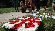 &Scaron;e&scaron;tadienio popietę prie&scaron;ais Rusijos ambasadą skambėjo gruzini&scaron;kos dainos, į dangų kilo taiką ne&scaron;antys balti balandžiai, Lietuvos bei Gruzijos vėliavos &ndash; organizacija &bdquo;Jaunimas už Gruziją&rdquo; minėjo karo tarp &scaron;ių &scaron;alių metines.