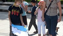  Antradienio popietę Vilniuje Katedros aik&scaron;tėje dėliojo mozaiką, projekto "Darni &scaron;eima" dalį.