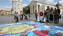  Antradienio popietę Vilniuje Katedros aik&scaron;tėje dėliojo mozaiką, projekto "Darni &scaron;eima" dalį.